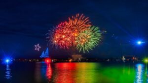 Drohnenshow und Feuerwerk über der Kieler Förde
