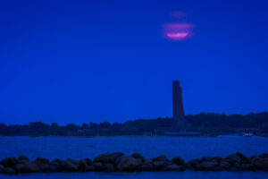 Vollmond über dem Marine Ehrenmal in Laboe