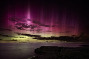 Polarlicht über der Ostsee am Strand von Stein in Schleswig-Holstein